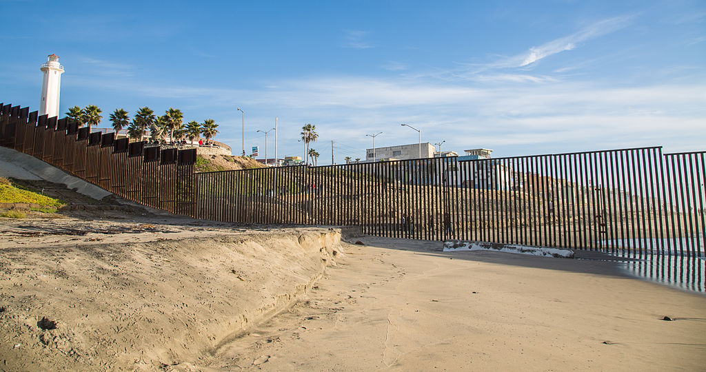 united_states_-_mexico_ocean_border_fence_(15838118610)